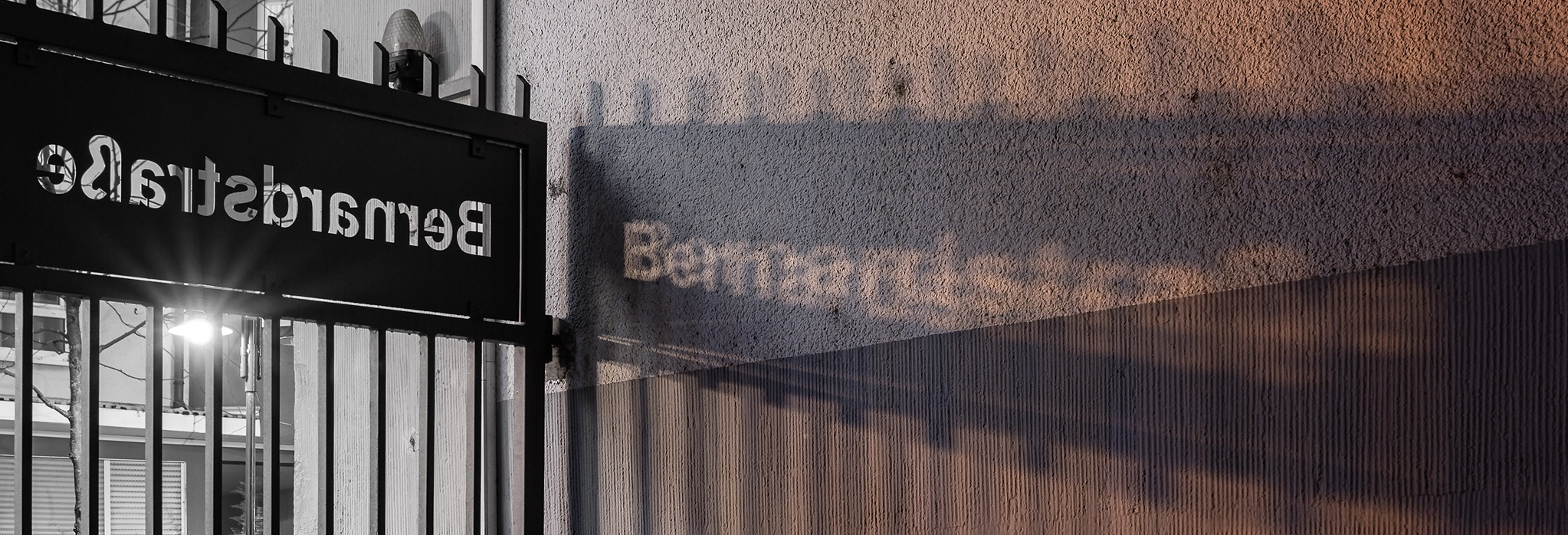 Metall-Eingangstor - ausgestanzt darin: Bernardstraße